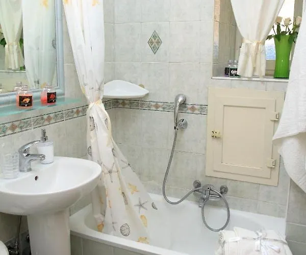 Mitilini Station Bed & Breakfast 3*