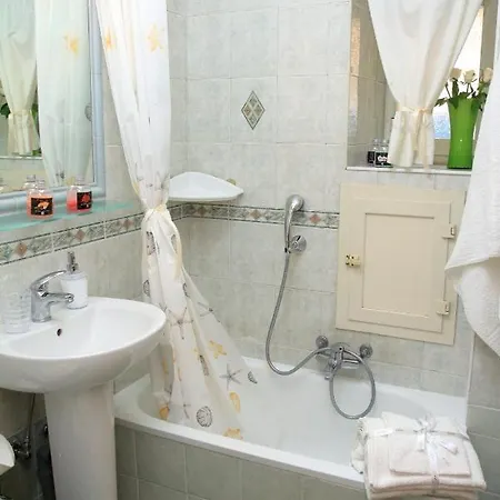 Mitilini Station Bed and Breakfast 3*